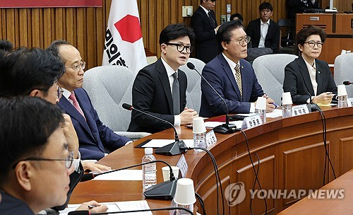 국민의힘 한동훈(가운데) 대표가 23일 오전 국회에서 열린 확대당직자회의에서 발언하고 있다. 연합뉴스